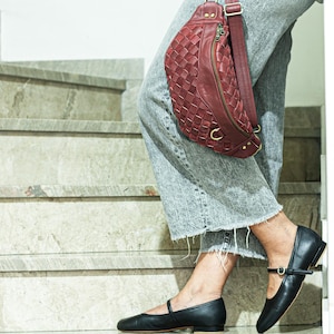 Sac banane en cuir tressé à la main bordeaux, grand sac banane, sac banane, sac banane, sac banane, sac lune, cadeau pour elle, sac banane Haris