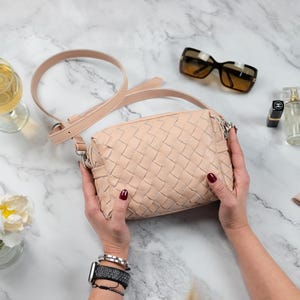 Monedero de piel rosa pálido tejido a mano - Bolso de hombro Correa ajustable para bandolera o clutch - Bolso trenzado - El monedero Calliope