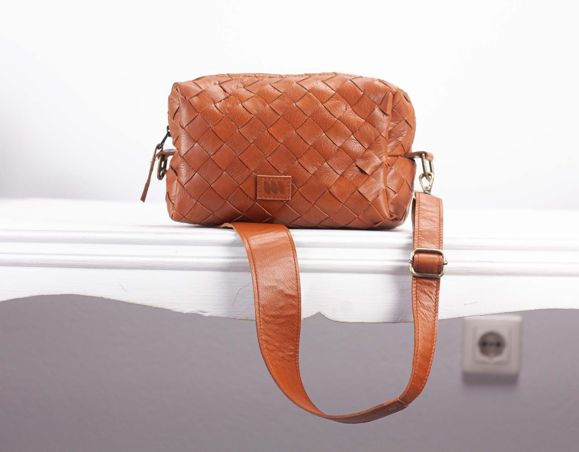 TENDYCOCO Crossbody Bag Camera Shaped Straw Woven Bag Mini Shoulder Bag for  Women (Khaki): Handbags