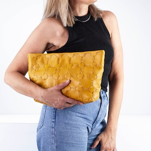Cartera de mano de gran tamaño tejida a mano en piel amarilla, bolso de hombro, bolso de mano para mujer, bolso bandolera, regalo para ella - Helon clutch