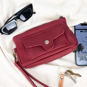 Cartera de piel para teléfono en color rojo intenso, bolso de mano con cremallera, funda para pasaporte de viaje para mujer, funda para teléfono con cremallera - Thalia Wallet