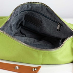 Kallia Beuteltasche in Lindgrün mit braunem Leder, Mini Kallia Tasche für unterwegs und kleine Damentasche Bild 7