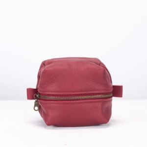 Cube - Accessoiretasche aus Leder in tiefrot, Kosmetiktasche Makeup Aufbewahrungstasche Ladegeräte Etui Reißverschluss-Täschchen Dopp-Kit Kulturbeutel Geschenk - Cube