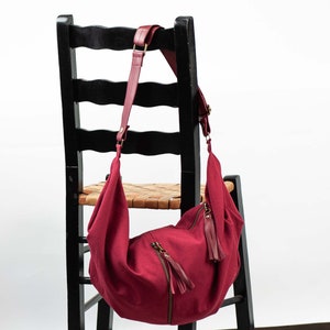 Sac hobo à bandoulière en toile rouge bordeaux et lanière en cuir, sac à main croisé ample sac hobo sac de tous les jours sac de nuit - sac à bandoulière Kallia