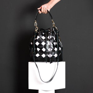 Sac seau en cuir tissé à la main noir et blanc, sac à cordon de serrage moyen sac à main pour femme, cadeau pour son messager bandoulière - sac Danae