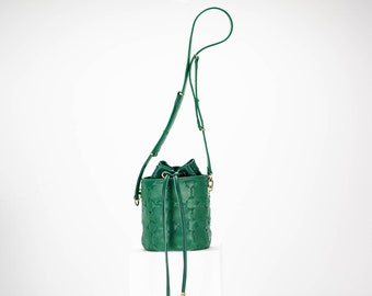 Grüne Mini Bucket Bag aus genarbtem Leder, Zugbeuteltasche kleine Geldbörse Damentasche Crossbody Bag Geldbörse Crossover Portemonnaie - Helon mini Bucket Bag