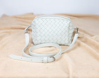 Umhängetasche aus weißem handgewebten Leder - Verstellbarer Umhängeriemen Umhängetasche oder Clutch - Geflochtene Handtasche - Die Calliope Geldbörse