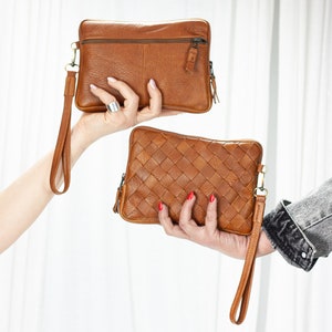 Grand portefeuille avec bracelet en cuir marron grainé, pochette tissée à la main, sac à main zippé pour femme, cadeau pour elle - Le portefeuille Antheia