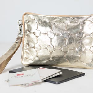 Cartera de mano de piel tejida para tableta: Cartera extragrande tejida a mano en oro amarillo con correa de muñeca desmontable, un regalo para ella - Cartera de mano Athena para tableta