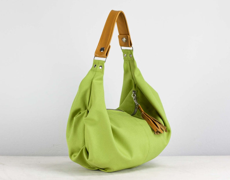 Kallia Beuteltasche in Lindgrün mit braunem Leder, Mini Kallia Tasche für unterwegs und kleine Damentasche Bild 4