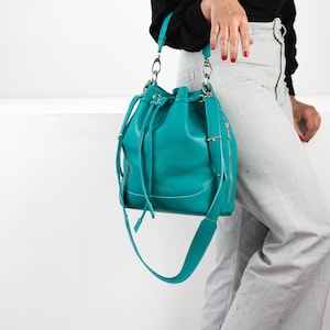Türkise Beuteltasche aus gekörntem Leder, Kordelzug Beuteltasche mittelgroße Geldbörse Damentasche Crossbody Messenger Bag Geldbörse Crossover Geldbeutel - Danae Bag
