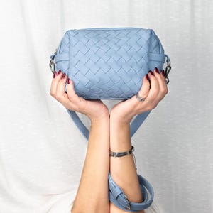 Monedero de piel azul tejido a mano - Bandolera ajustable, bandolera o clutch - Bolso trenzado - El monedero Calliope