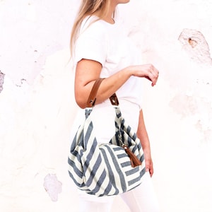 Hobo bag aus blau gestreiftem Canvas und braunem Leder, Mini Kallia Tasche