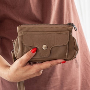 Cartera de piel para teléfono en color marrón caqui, bolso de mano con cremallera, funda para pasaporte de viaje para mujer, funda para teléfono con cremallera - Thalia Wallet