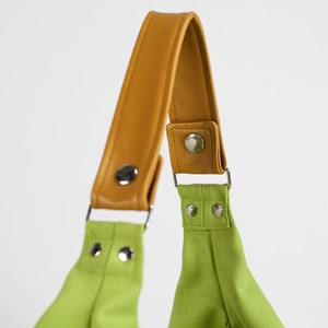 Kallia Beuteltasche in Lindgrün mit braunem Leder, Mini Kallia Tasche für unterwegs und kleine Damentasche Bild 6