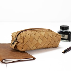 Astuccio portapenne in pelle intrecciata a mano marrone naturale, accessorio rettangolare borsa intrecciata astuccio porta occhiali con cerniera regalo - Astuccio portapenne The Rec