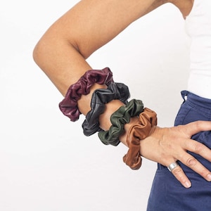 Chouchous en cuir d'agneau, élastiques pour cheveux en cuir, accessoires pour cheveux élastiques, bracelet avec élastique pour cheveux, cadeau de moins de 20 ans pour elle image 1