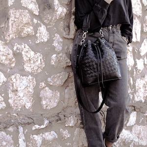 Leder Kordelzug Eimer Tasche in Hand gewebt schwarz, mittelgroße Geldbörse Damen Cinch Tasche Geschenk für sie Crossbody Messenger Crossover Geldbörse -Danae Tasche
