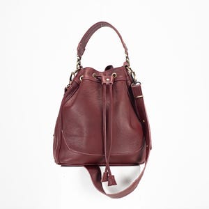 Kordelzug Beuteltasche aus weinrotem Leder, mittelgroße Damen Geldbörse Cinch bag Crossbody Messenger Bag Geldbörse Crossover Geldbeutel Geschenk - Danae Tasche