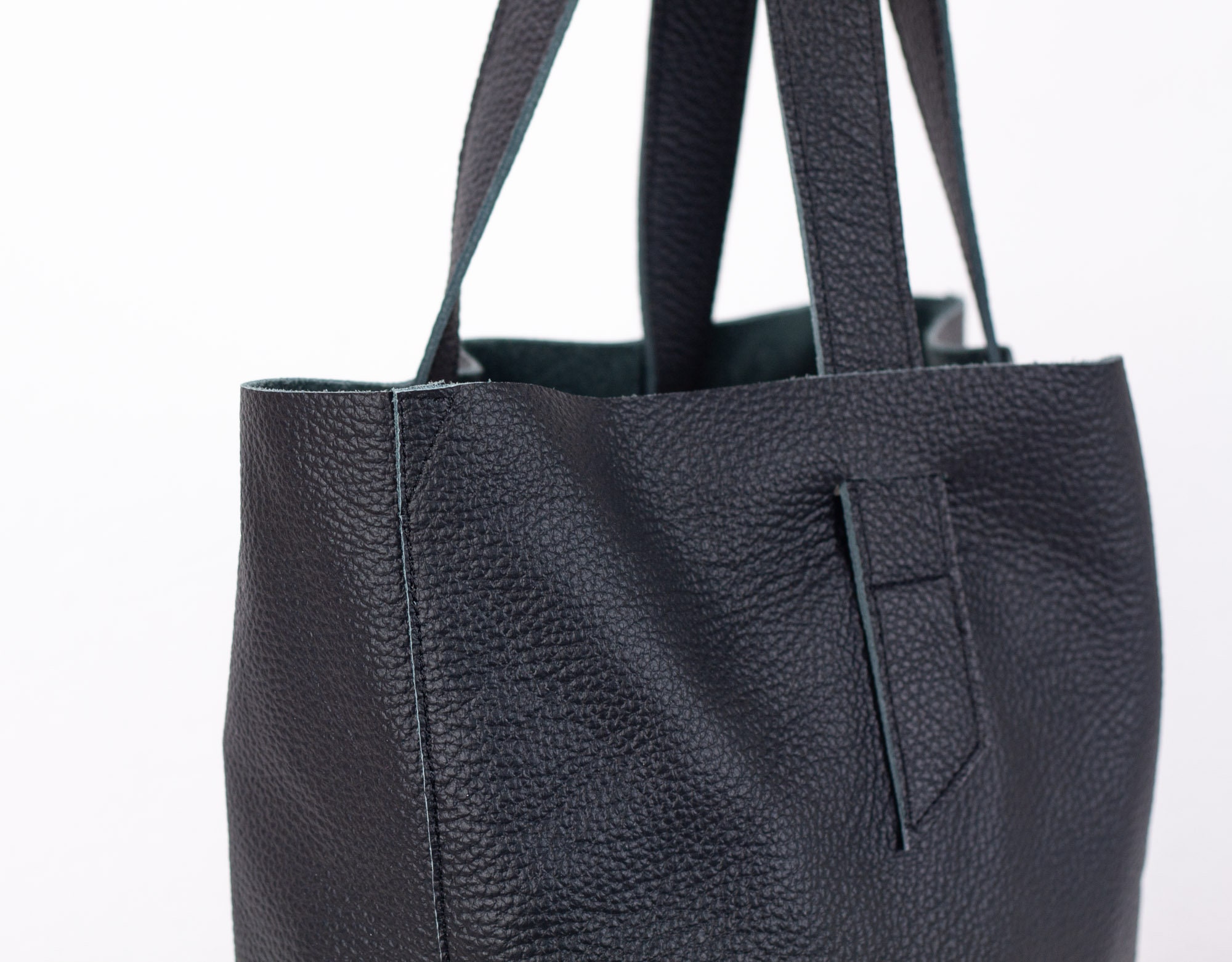 Gusset small pebble leather tote in black with white edge paint - ro bags