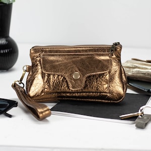 Cartera de mano tipo sobre en piel suave revestida en bronce, plata o dorado, ideal para llevar en el teléfono, pasaporte, viajes o como regalo para ella - Thalia Wallet