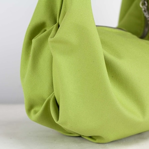 Kallia Beuteltasche in Lindgrün mit braunem Leder, Mini Kallia Tasche für unterwegs und kleine Damentasche Bild 5