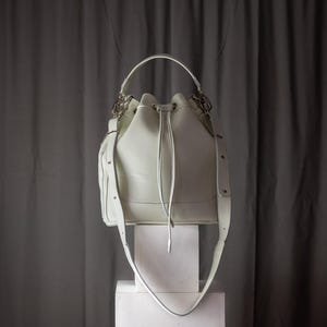 Offwhite Beuteltasche aus weichem Leder, Kordelzug mittelgroße Geldbörse Damentasche Crossbody Messenger Bag Geldbörse Crossover-Geldbeutel - Danae Tasche