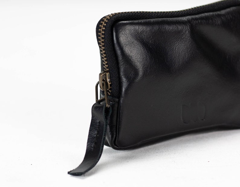 Die Myrto Reißverschlusstasche aus schwarzem Leder, The Myrto Reißverschlusstasche für Münzen, Geldbörse mit Reißverschluss, Reißverschlusstasche für Münzen Bild 4