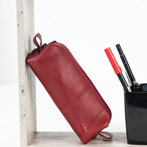 Custodia REC - Astuccio per matite in pelle rosso scuro, borsa rettangolare per accessori, porta occhiali, pennarelli, astuccio con cerniera, cancelleria regalo sotto i 30