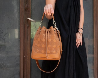 Bolso cubo de piel tejido a mano en color marrón, bolso mediano con cordón ajustable, bolso bandolera hecho a mano para mujer - Bolso Danae