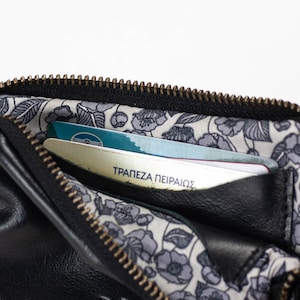 Die Myrto Reißverschlusstasche aus schwarzem Leder, The Myrto Reißverschlusstasche für Münzen, Geldbörse mit Reißverschluss, Reißverschlusstasche für Münzen Bild 2