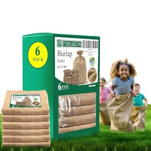 Puede incluir: Un conjunto de seis sacos de arpillera de 61 cm x 101 cm en una caja verde y blanca. La caja tiene una imagen de un saco de arpillera y el texto "6 Pack Burlap Sacks 24" x 40"  FIBIEUSION". Los sacos están apilados uno encima del otro y los niños los están usando para jugar a una carrera de sacos.