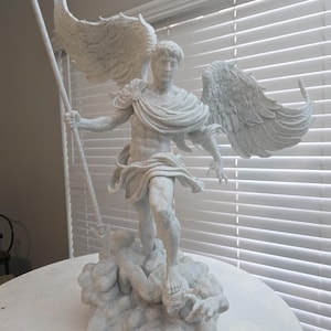 Estatua grande del Arcángel Miguel