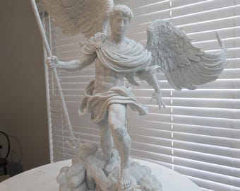Estatua grande del Arcángel Miguel