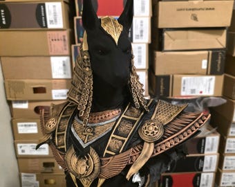 Gran estatua metálica oscura de Anubis, decoración de deidad egipcia