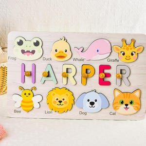 女の子向けのパーソナライズされた木製名前パズル、名前入りのカラフルな知育玩具、1～10と7の数字のカスタム要素、ベビーシャワーギフト、木製玩具