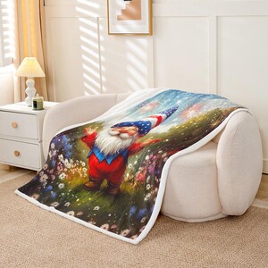 Coperta in flanella per il giorno dell'indipendenza, coperta in pile con fiori da giardino e fuochi d'artificio di gnomi dei cartoni animati, coperta da divano con tema libertà della bandiera americana