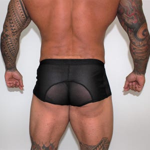 Può includere: Pantaloncini sportivi in ​​maglia nera a vita bassa e con un ampio elastico in vita.