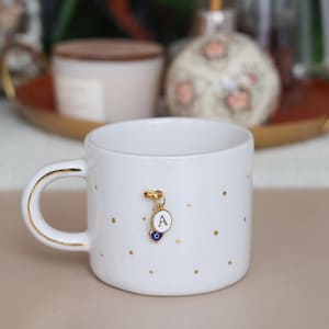 Taza hecha a mano con detalles en oro de 24 quilates con iniciales y dijes personalizados, regalo único: taza de cerámica personalizada hecha a mano, taza de espresso hecha a mano