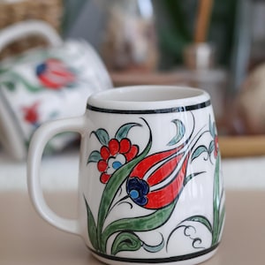 Handbemalte Keramiktasse | Ottomane Tulpendesign | 12 oz (350 ml) handgemachte Kaffeetasse | Einzigartige Keramik Geschenk-Espresso Tasse zum Valentinstag