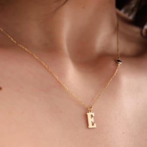 Collar de piedra de nacimiento personalizado con letra inicial, regalo minimalista para mamá, regalo para el Día de la Madre y novia, joyería de cumpleaños personalizada.