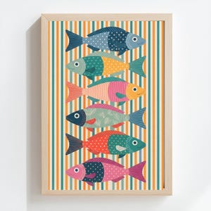 Puede incluir: Una lámina de arte enmarcada con seis peces estilizados apilados verticalmente sobre un fondo de rayas verticales alternas en naranja, blanco y verde azulado. Cada pez muestra un patrón único, incluyendo lunares y motivos florales.