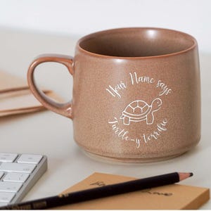 Sköldpaddsmugg, Ordvitsmugg, Anpassade namnmuggar, Kaffemuggar, Personliga keramiska muggar, "Ditt namn säger", Naturgraverade muggar, Presentidéer, Muggar XZ