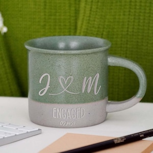 Taza con letra personalizada, taza de compromiso personalizada, regalo de aniversario de compromiso, taza de café grabada personalizada, taza conmemorativa con fecha de compromiso