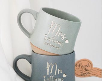 Mr & Mrs Custom Paar Tassen, personalisierte gravierte Keramik Hochzeitsgeschenk mit Namen, Tassen-Set Jubiläumsgeschenk für Paare, seine und ihre Tasse PD