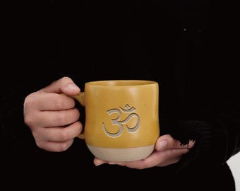 Om Symbol Tasse | Yoga Tasse mit Gravur, Meditation Kaffeetasse, Achtsamkeit Geschenk, spiritueller Morgen Ritual Becher, Zen Teetasse, Yoga Weihnachtsgeschenk PD