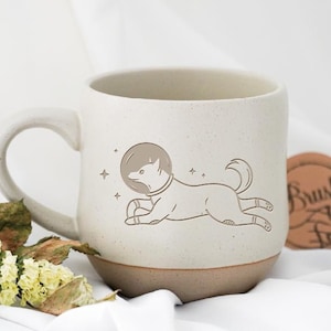 Taza con grabado de perro en el espacio, regalo divertido de astronauta para mamá perruna, linda taza de perro espacial para mamá perruna, regalo de cumpleaños para papá perruno.