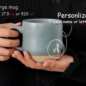 Taza con nombre, taza personalizada con monograma y nombre inicial, taza de cerámica personalizada con nombre, tazas con letras grabadas naturales, regalo para él o para ella, Día de la Madre PD