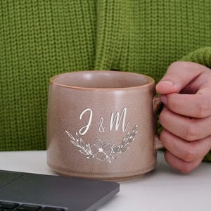 Tazas de cerámica personalizadas, taza con primera letra, regalo de amistad, regalo de compromiso, tazas de café, tazas con grabado natural, taza de cerámica única XZ