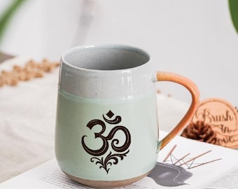 Om Symbol Tasse | Yoga Becher mit Gravur, Meditation Kaffeetasse, Achtsamkeit Geschenk, spiritueller Morgen Ritual Becher, Zen Teetasse, Erntedank Geschenke JS